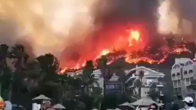 Turquie - Feu de forêt à quelques mètres d'un hôtel