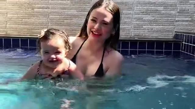 Primeira vez da nossa Melissa na piscina!