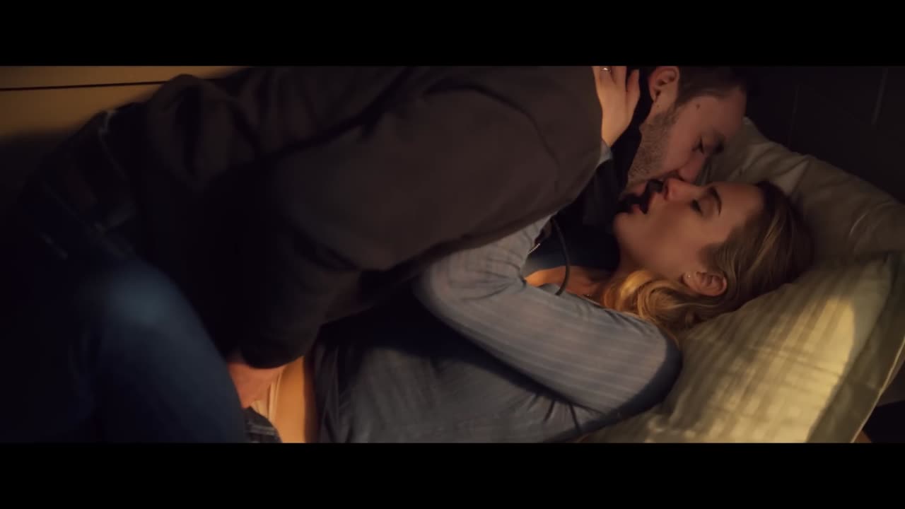 Tell Me Lies 1x01 / Kiss Scene — Lucy and Stephen (Grace Van Patten and Jackson White)