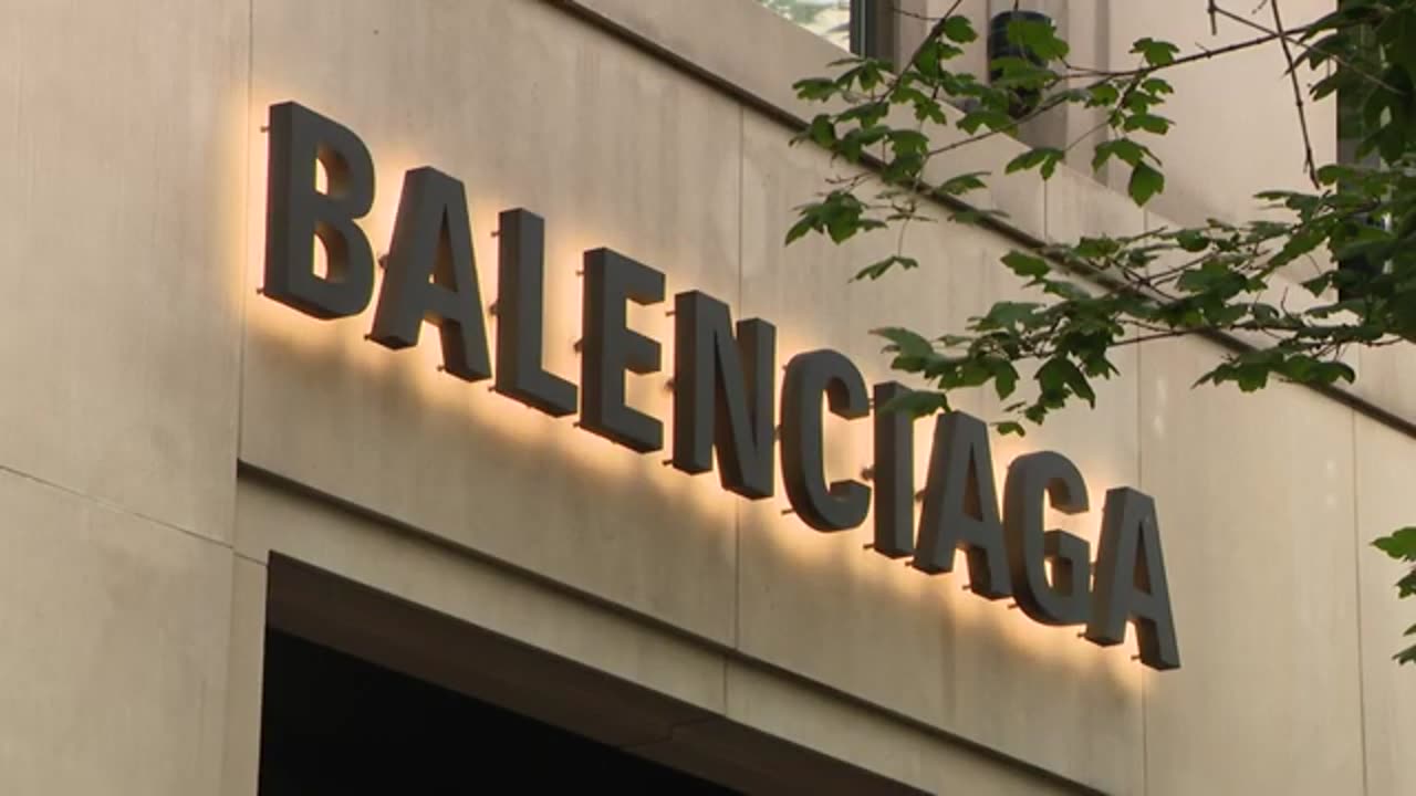 Smash-and-grab thieves target Balenciaga store in Gold Coast | WGN News