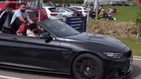 El vergonzoso momento en que un hombre se cae de un BMW convertible