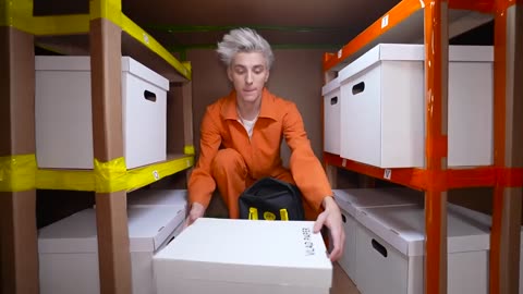 24 hour BOX FORT PRISON ESCAPE ROOM !