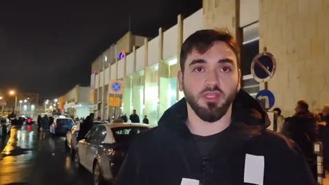 Περιμένει στον σιδηροδρομικό σταθμό Θεσσαλονίκης για να μάθει αν η κοπέλα του είναι ζωντανή.