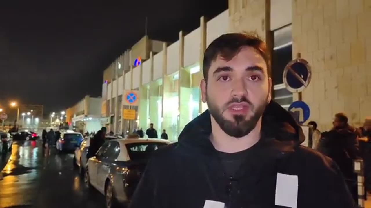 Περιμένει στον σιδηροδρομικό σταθμό Θεσσαλονίκης για να μάθει αν η κοπέλα του είναι ζωντανή.