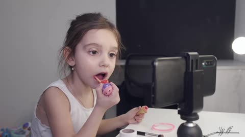 A little girl show how to makeup 💄