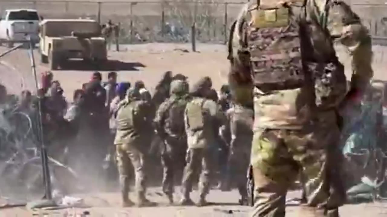 BREAKING： Hundreds of Illegals rush the wall in unison, outraged after Texas National Guard troops