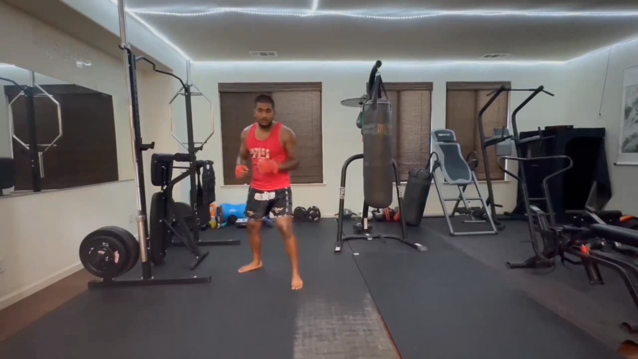 Foot works in boxing. For the full video check out the link in my bio 🥊