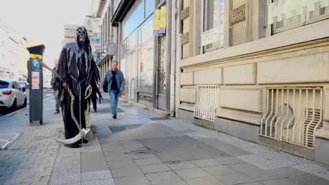 She has no Idea what's behind Her : Grim Reaper Scare Prank