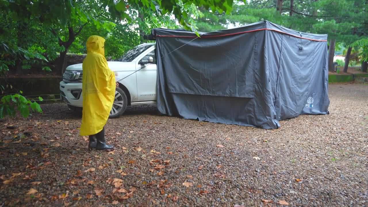 It's not lonely to camp alone in a car and enjoy the rain and food