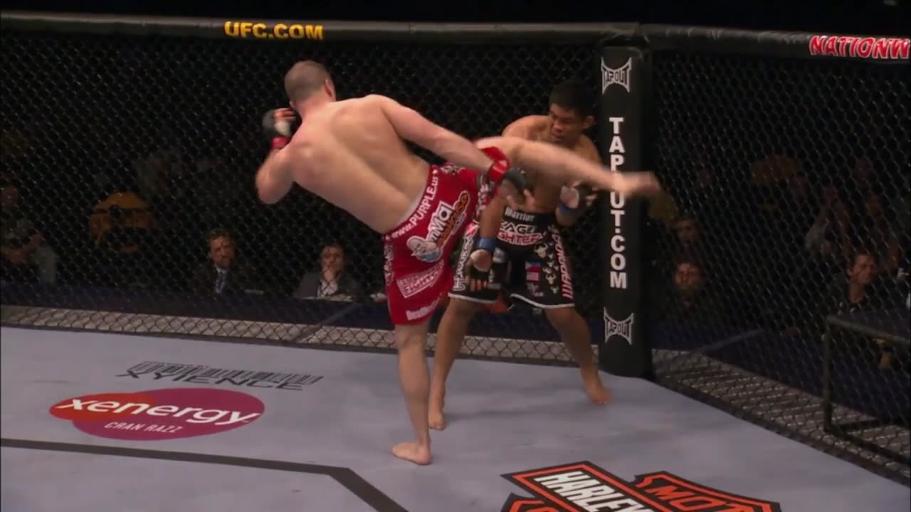 Matt Hamill destroys Mark Munoz with a head kick