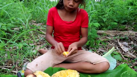 Survival skills: Find Natural jackfruit for food - Natural jackfruit eating delicious