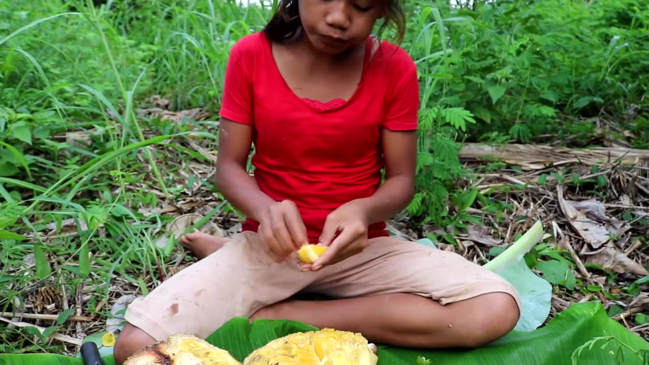 Survival skills: Find Natural jackfruit for food - Natural jackfruit eating delicious