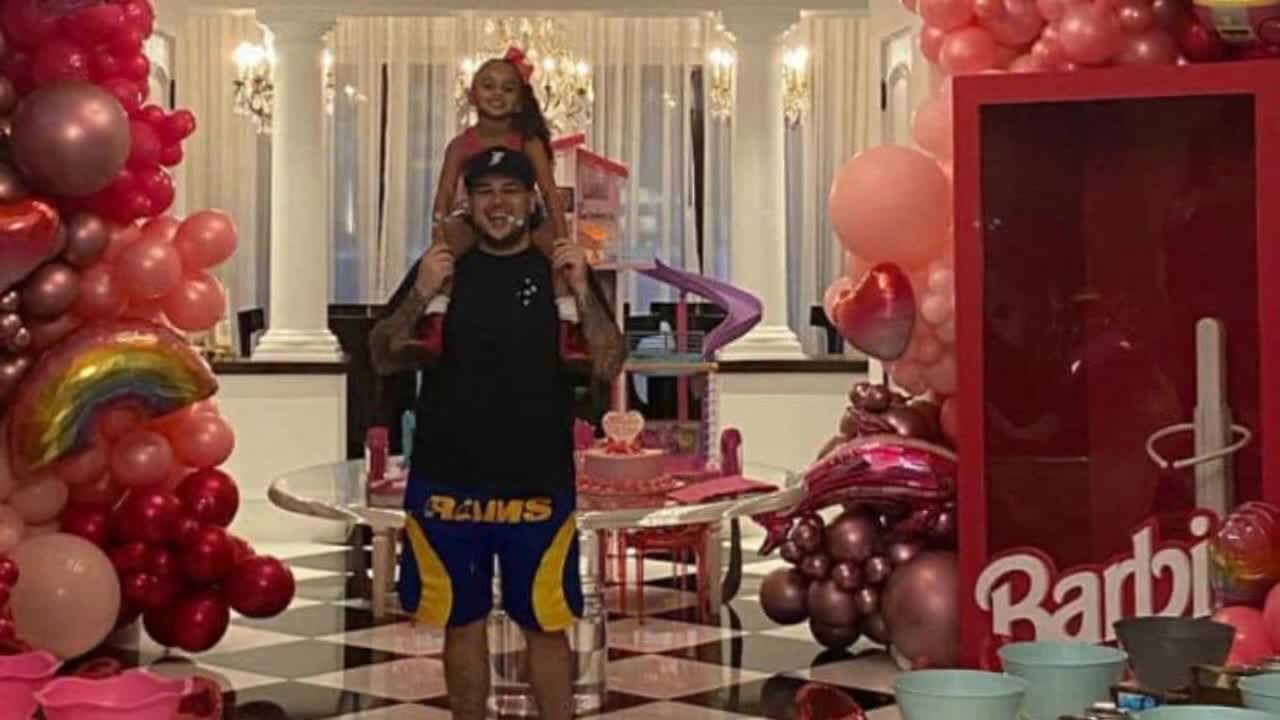 Rob Kardashian Makes Odd Appearance On Thanksgiving