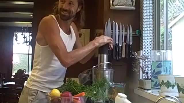 NUTRIENT DENSE JUICE RECIPE Dedicated to Lauren from Steve TOURING WEST COAST vid#40 - May 13th 2010