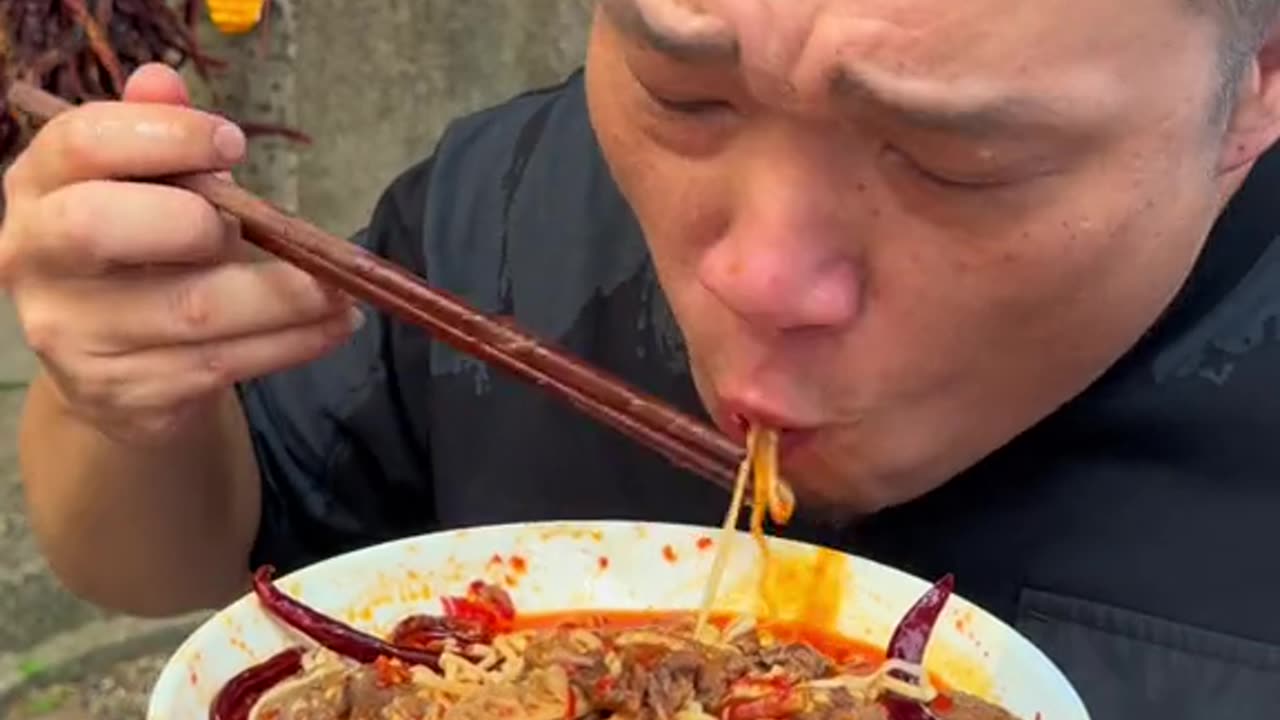 Cook And Eat Spicy Soup Filled with Tripe and Pork Bones