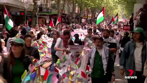 Pro-Palestine protestors forced iconic Christmas window display event in Australi