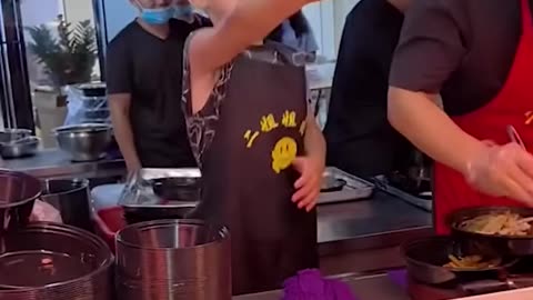 How can you ignore a helping child like him| Viral| Entertainment