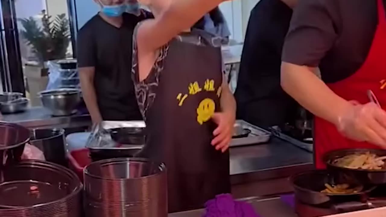 How can you ignore a helping child like him| Viral| Entertainment