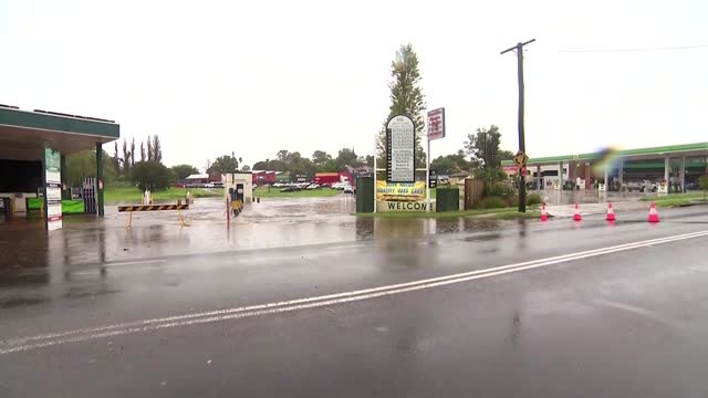 Thousands to evacuate Sydney, amid flash floods