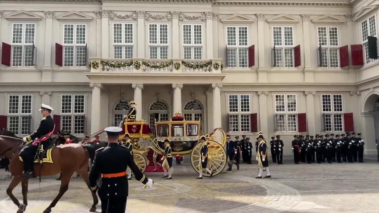 Amalia's eerste balkonscene: boe-geroep naar de Oranjes