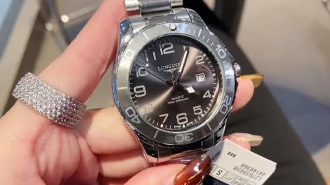 Is the watch worth three hundred dollars? Everybody help me to have a look!