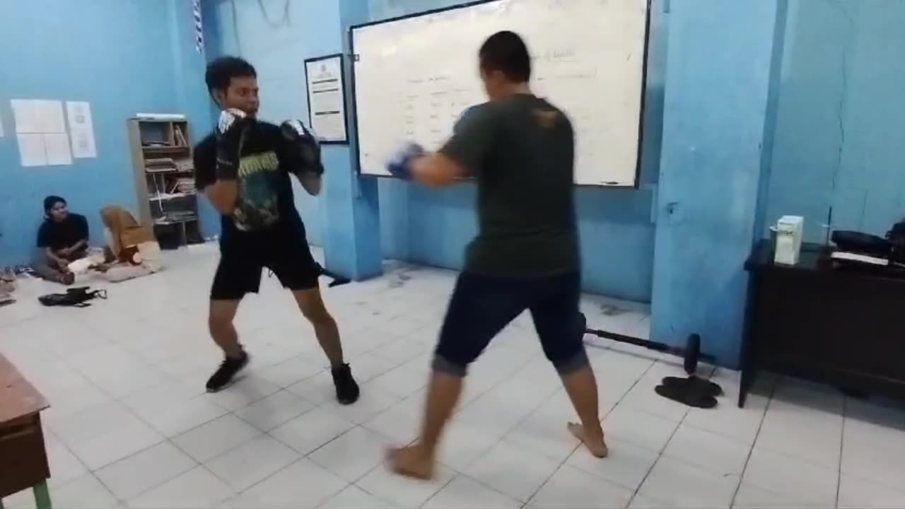 Sparring with my Newbie Teacher Boxing!