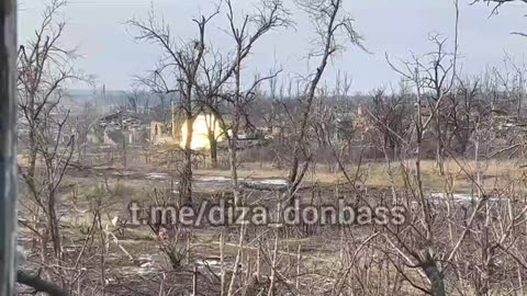 The T-90 tank of the Russian Armed Forces works on the Ukrainian positions in Maryinka