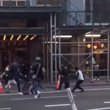 MOBS OF ROWDY NYC ILLEGAL MIGRANTS BRAWL OUTSIDE A MIDTOWN HOTEL