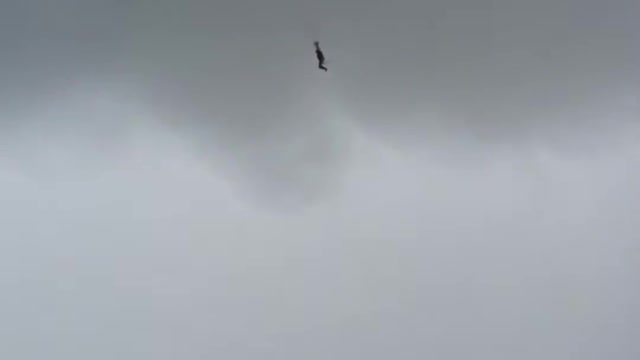 Parasailing Woman Lands Abruptly After Her Rope Snaps Due to Strong Wind