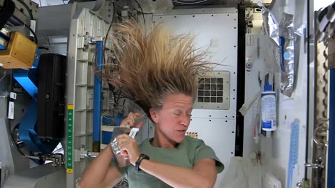 Karen Nyberg Shows How You Wash Hair in Space