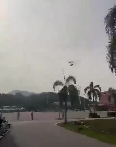 🚨 BREAKING: 2 MILITARY HELICOPTERS CRASH AFTER MID-AIR COLLISION IN MALAYSIA All 10 people killed.