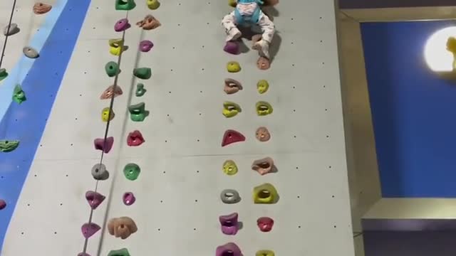 A little girl aged 2 years and 10 months old, very good 👍