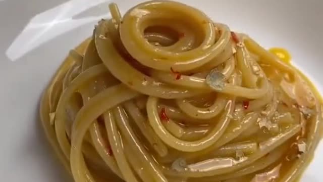 Spaghetti aglio olio e peperoncino😋 manda questo video a chi vuoi bene❤