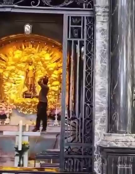 Ελβετία: 17χρονος από το Αφγανιστάν φοράει το στέμμα της Μαύρης Παναγίας