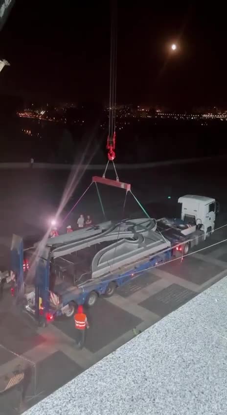 Trident delivery for 'Motherland' monument