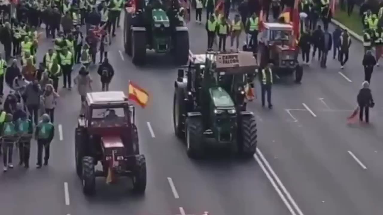 🚜🇪🇸A massive convoy of tractors is heading towards the EU building in Spain to