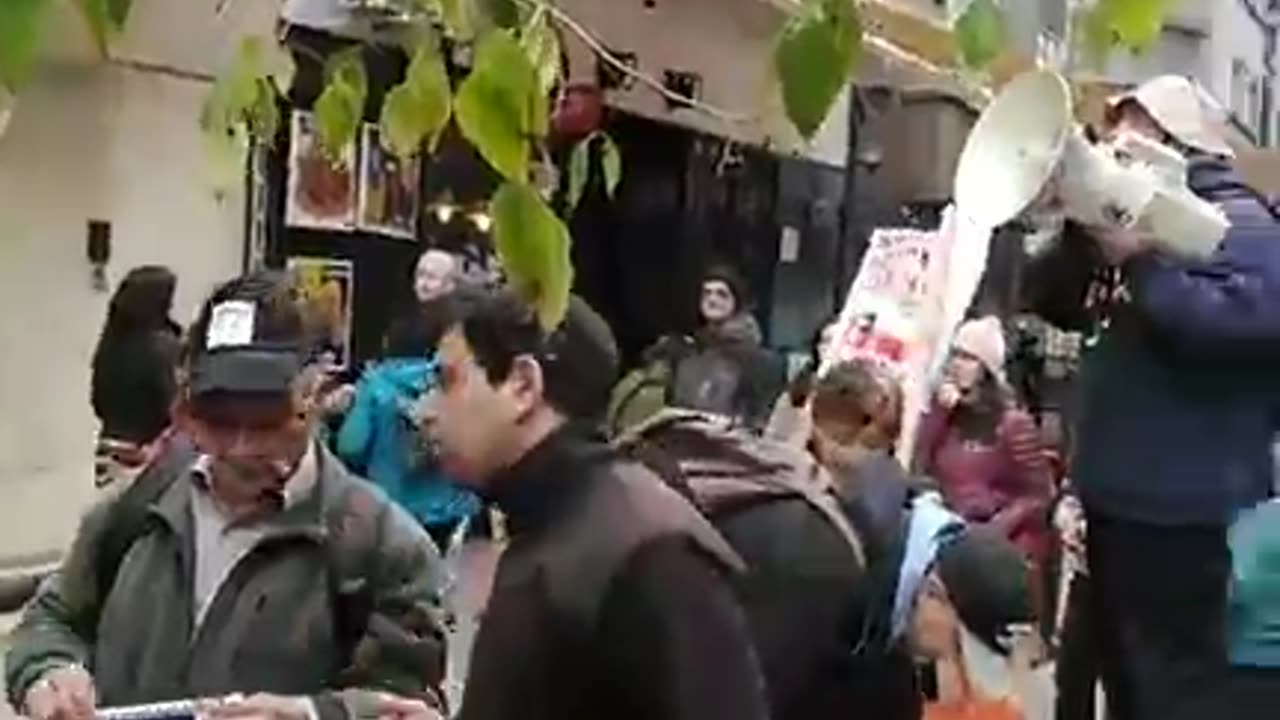 Chile - Manifestantes intervienen Vacunatorio del MINSAL durante envenenamiento con vacunas