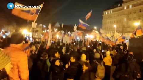 Thousands of people sing Russian songs in front of the US Embassy in Slovakia