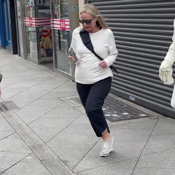 Such a cute lady😍 Lovely Reaction to Human Statue