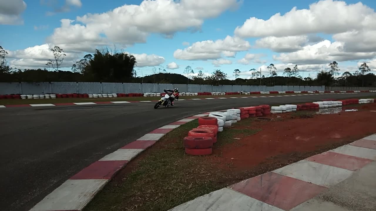 S1 Supermoto Circuito Invertido de Alta Velocidade