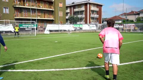 🧤⚽ Riesce un PORTIERE PROFESSIONISTA a PARARE Questo PALLONE MAGICO?