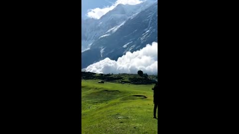 Epic avalanche footage captured on camera in Pakistan