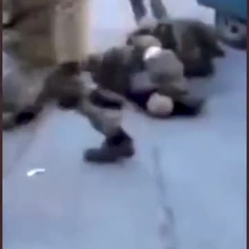 Russische gevangenen worden in de knieën geschoten