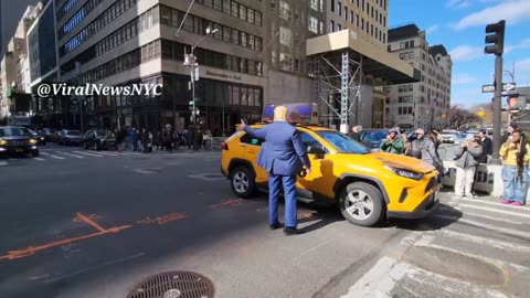 IN NYC A MAN DRESSED UP LIKE PRESIDENT TRUMP AND WAS DIRECTING TRAFFIC