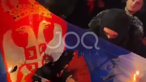 Djegia e flamurit serb në sheshin ‘Skënderbej’, Serbia notë proteste Shqipërisë