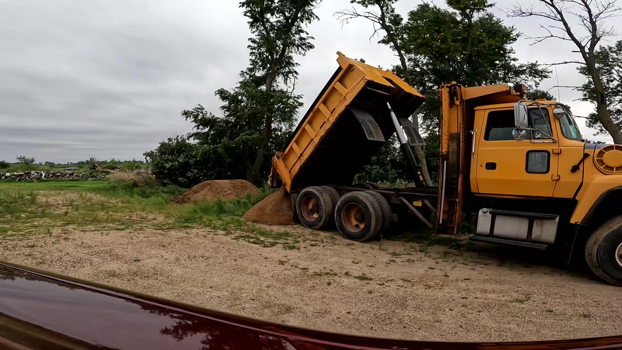 ford L8000 action