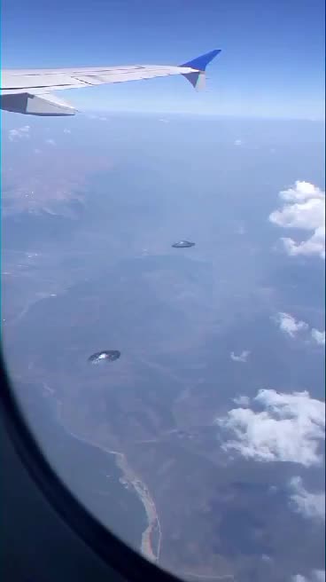 TWO FLYING SAUCERS FLIES NEXT TO THE AIRPLANE PILOT GOT SCARED 2023