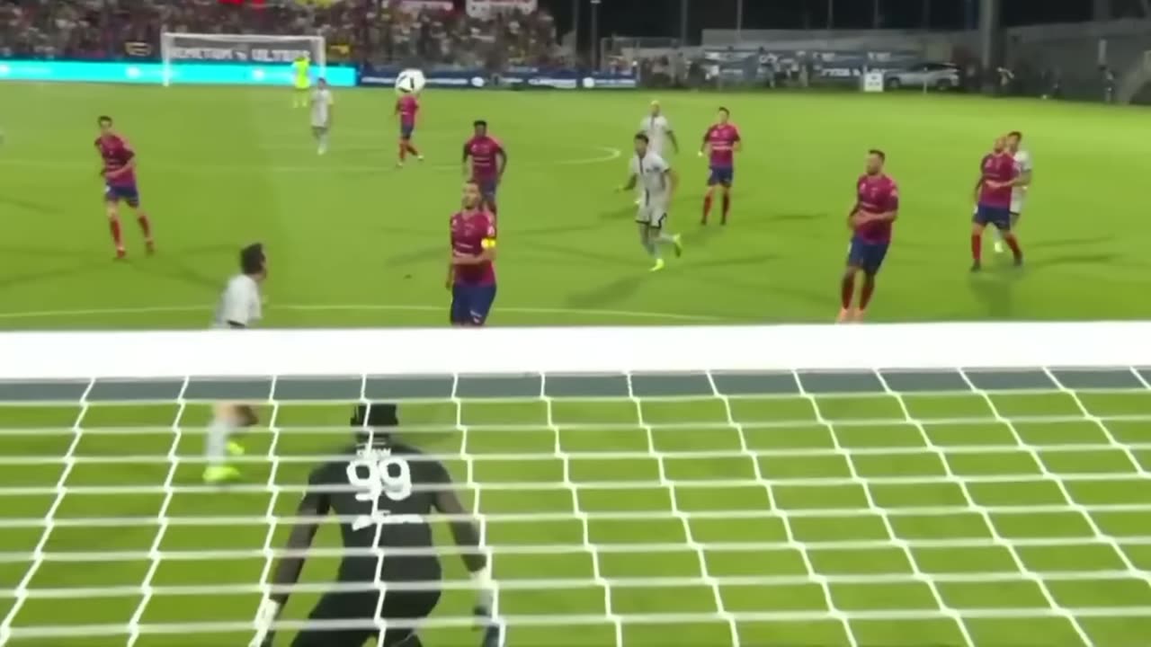 Messi magic moments. How he done that 😯