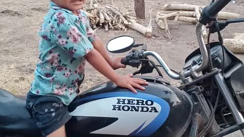 Cute baby start the splendor bike 🚲|| new cute baby video|| new viral comedy videos||