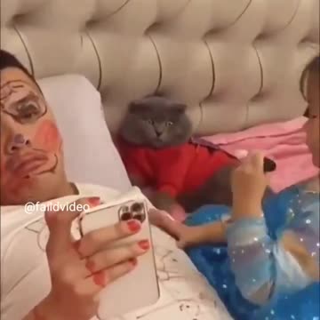 Cat is totally Traumatized after seeing Dad being painted by this little girl!!